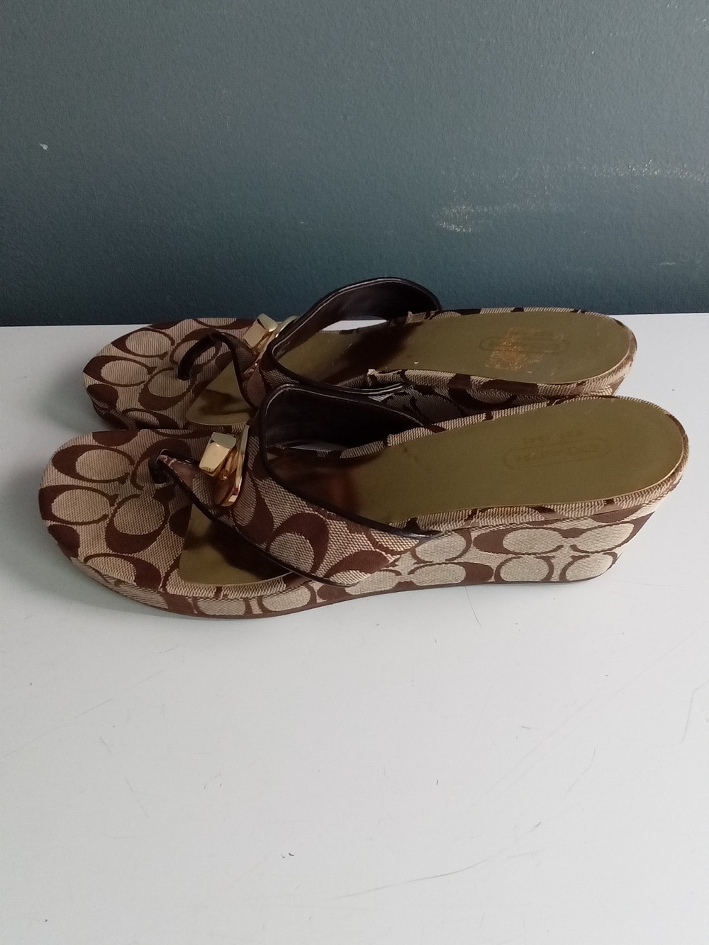 Coach Signature Jacquard Turnlock Wedge Sandals Brown Tan Gold A0567 Womens 8.5B - Picture 3 of 6